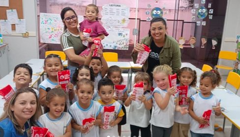 Município entrega kits de higiene bucal a estudantes da rede municipal de ensino