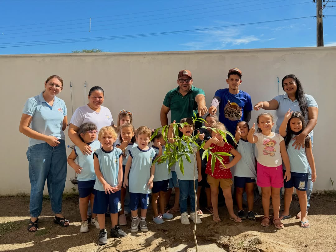 Semana do Meio Ambiente: secretário planta mudas em creche municipal